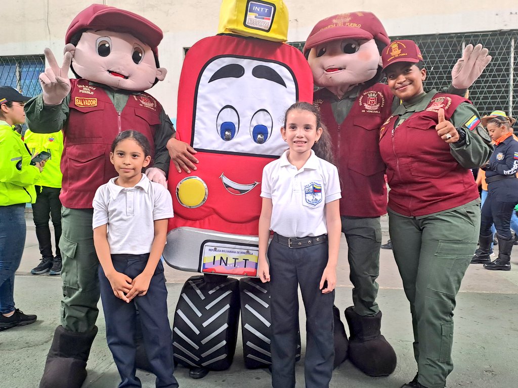 En el marco del 67° aniversario de las Patrullas Escolares juramentamos las Brigadas Escolares de convivencia y paz del Municipio Girardot. 

¡En Aragua La Educación Reverdece! 
#PuebloMaduroPaLasQueSea 
<a href="/NicolasMaduro/">Nicolás Maduro</a>
<a href="/_LaAvanzadora/">Yelitze Santaella</a>
@MPPEDUCACION 
<a href="/Soykarinacarpio/">Karina Carpio</a> <a href="/CDCEAragua/">CDCE ARAGUA</a>