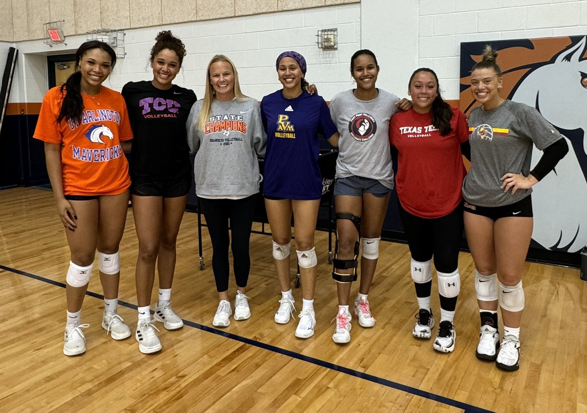 🧡💙It’s always a great day when you
have your kiddos come back home to play some volleyball!! #allgrownup #B4L
#collegeplayers
<a href="/austinsmoak18/">austin smoak</a> <a href="/GibsonJalyn/">Jalyn Gibson</a> <a href="/mayasmalls1514/">maya</a> <a href="/leilasmallss/">Leila Smalls</a> <a href="/maddiecorrea4/">Maddie Correa</a> <a href="/ADewalt/">amy dewalt</a> <a href="/lcorrea23/">Larry Correa🔴⚫️🌵</a>
