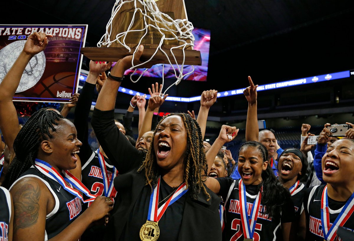 DeSoto had impressive list of applicants for girls basketball coaching job. Ex-Duncanville coach LaJeanna Howard, Waco La Vega's Marcus Willis & ex-Lincoln star Andrea Riley applied for job that went to Jeffery Chatman. Read: dallasnews.com/high-school-sp… @Tabchoops @desotoisdeagles