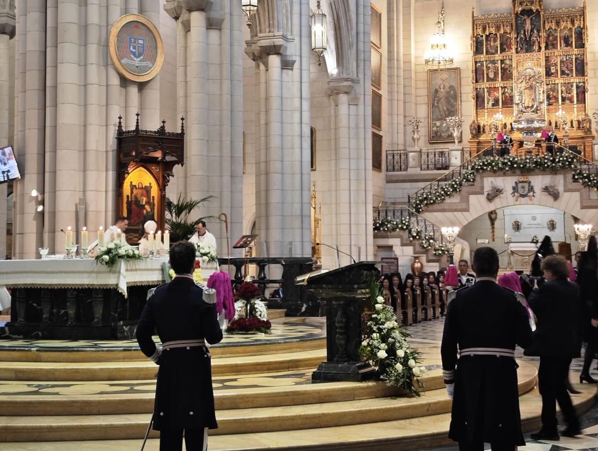REPRESENTACIÓN

En este día hemos acompañado a la Corte de Honor de Santa María la Real de la Almudena, en la Misa capitular que, en honor a su bendita titular, ha tenido lugar en la S.I. Catedral de la Almudena.

#JesúsDeMedinaceli
#SeñorDeMadrid
#AlmudenaMadrid
