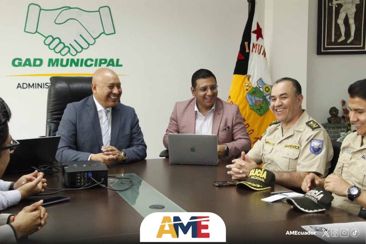 #AMEregional3| El alcalde de #Penipe, Fabián Aldaz, y vocal del comité ejecutivo de #AME, junto con delegados del @MinInteriorEc, @MinGobiernoEc y @PoliciaEcuador continúan con el proceso para la implementación de una Escuela de Formación de Policías en el cantón #AME es gestión