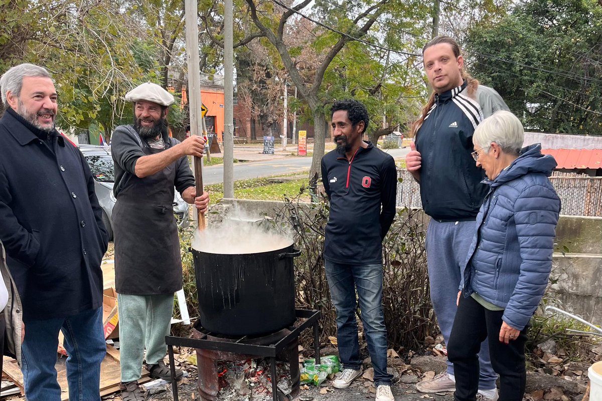 Con @GVillar_uy y @MiguelG_I visitamos la olla popular Nuevo París, impulsada por Renán y jóvenes que ayudan a sus vecinos. También recorrimos el barrio Municipal. Debemos aportar soluciones, pero la unión de los vecinos es la clave para salir adelante. El barrio es nuestra