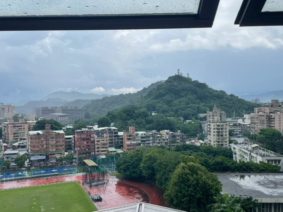 梅雨の季節☔️、空からはしきりに雨が降り注ぎ、道行く人々は傘を差し、足元は濡れた地面に反射する光でキラキラと輝いています✨。湿気は重く、空気中には濃密な雨の匂いが漂い、日々の生活には洗濯物を干したり、濡れた鞄や傘を乾かしたりする手間がかかります💧。
