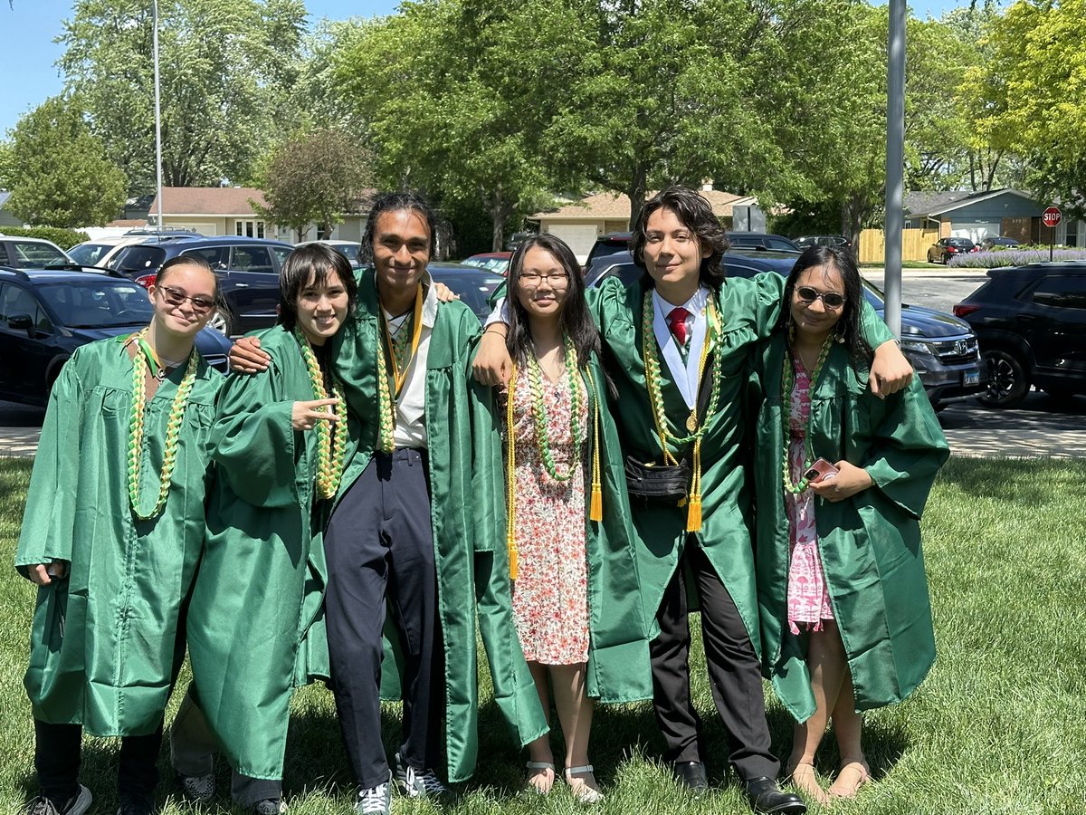 So proud of these amazing @ElkGrove_HS students! Our artists and ASA members made this year one we will never forget. Congrats & best wishes!  #WeArtEG #d214Grad #egLegacy