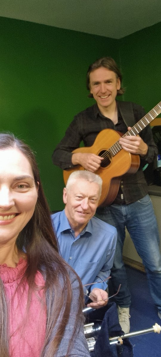 Little green room pic pre gig!! We had just the best time playing with Mick O'Brien at Liberty Hall yesterday, what a dream. #folkduo #trioband #irishtraditionalmusic #ceoltradisuntanaheireann #fiddle #guitar #pipes #uilleannpipes #whistles