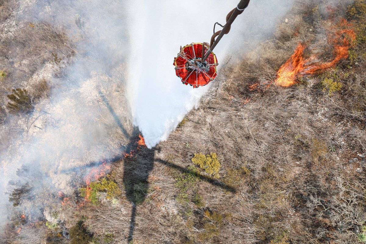 Después de apoyar en las labores de liquidación en el incendio en la Costa, el helicóptero MI-17 de la @SEDENAmx, arribó este miércoles a Tepelmeme Villa de Morelos, en la región Mixteca para apoyar a combatir el incendio que se registra en la zona. En un trabajo coordinado