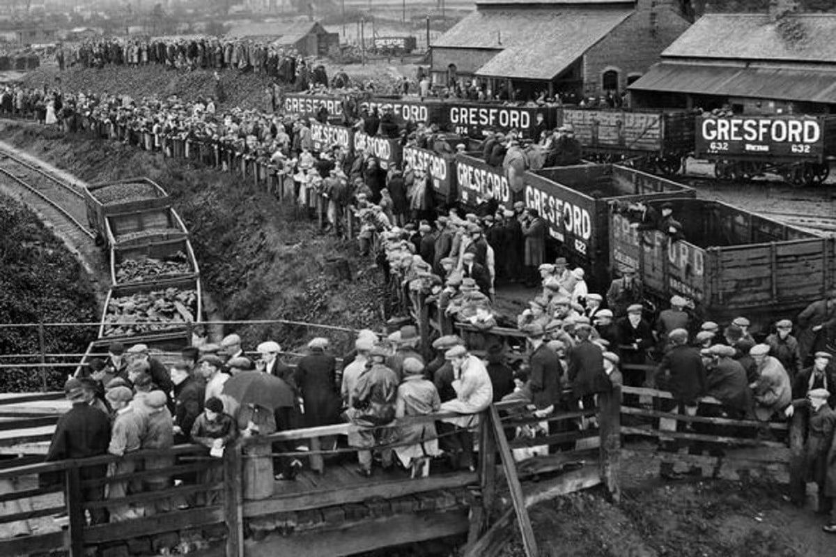 The #WelcomeToWrexham intro sequence for the Gresford episode 👏. That show just gets it. In September 1934, 266 men died following an explosion in Gresford Colliery. The mine owners docked the men, dead and surviving, half-a-day's pay, as they didn't complete a full shift.