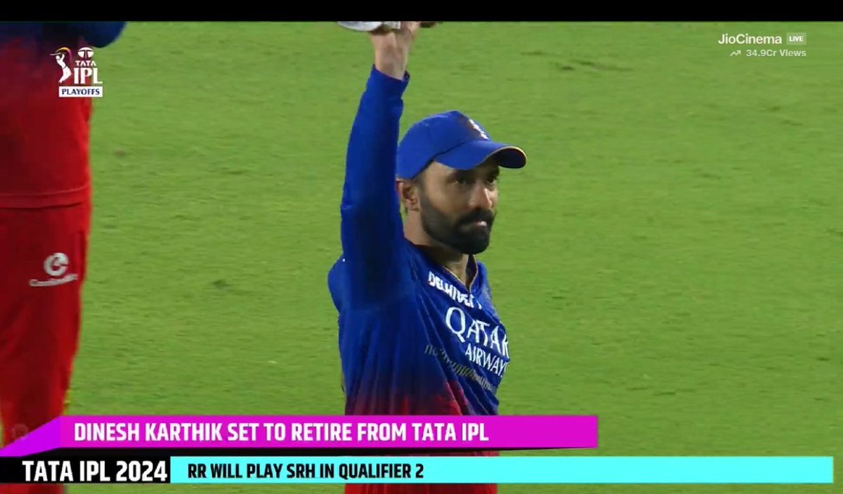 CricCrazyJohns's tweet photo. RCB team giving guard of honours to Dinesh Karthik ❤️

- Farewell, DK. https://t.co/cdH1eDgy7y