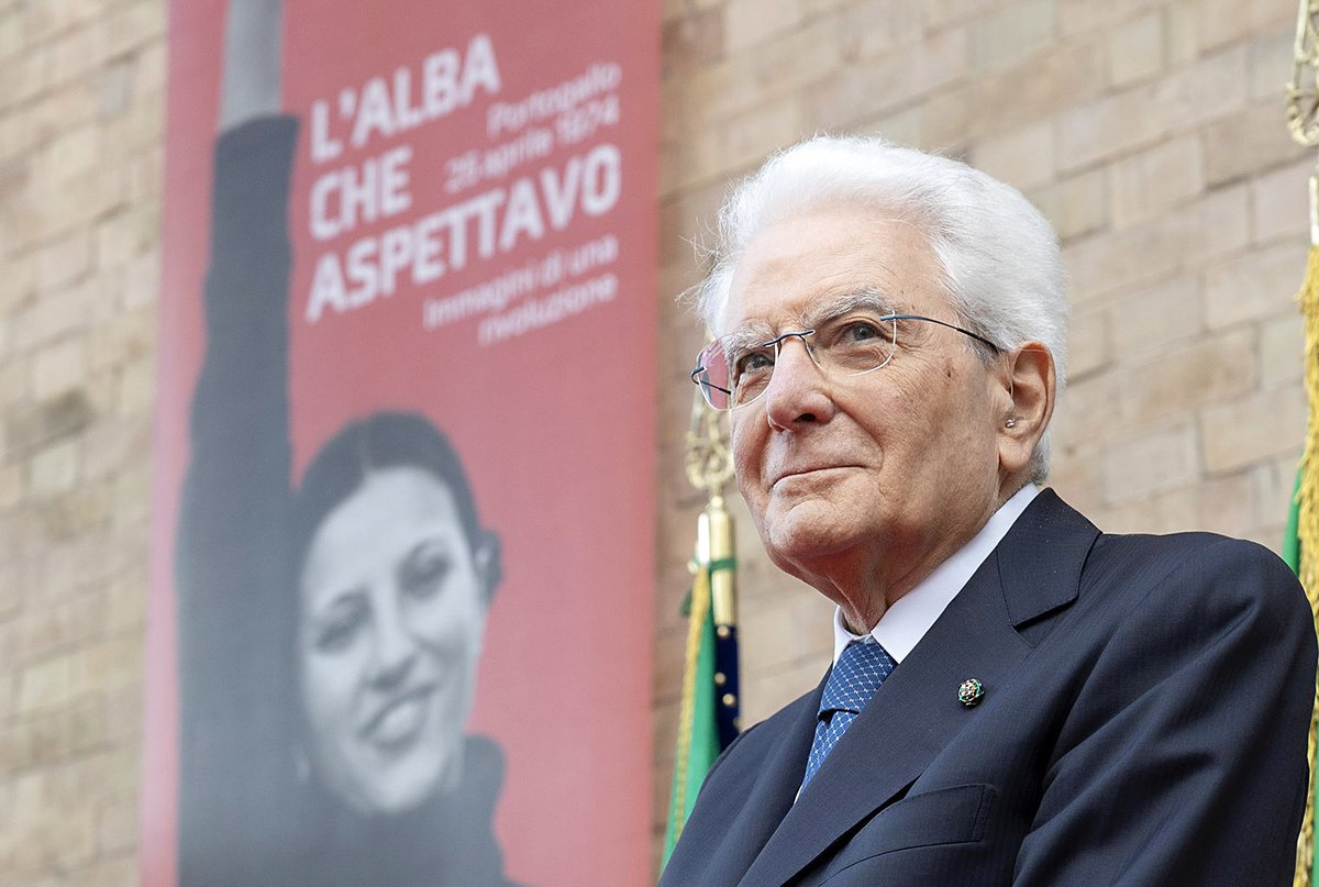 I Presidenti #Mattarella 🇮🇹 e #RebelodeSousa 🇵🇹 hanno inaugurato la mostra “L’alba che aspettavo. Portogallo, 25 aprile 1974 - Immagini di una rivoluzione”, che ripercorre la #RivoluzionedeiGarofani Il video: youtu.be/1CBjm6jhxzo?si…