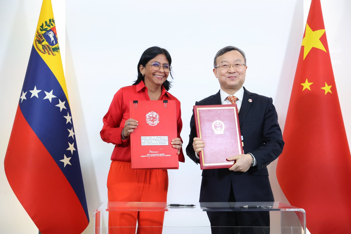ViceVenezuela's tweet photo. #EnFotos | La Vicepdta. Ejecutiva, @delcyrodriguezv , y el representante del Comercio Internacional de la República Popular China, Wang Shouwen, suscribieron el Acuerdo de Promoción y Protección Recíproca de Inversiones, para el desarrollo compartido y beneficio de ambos pueblos. https://t.co/Nj8hEGyyaI
