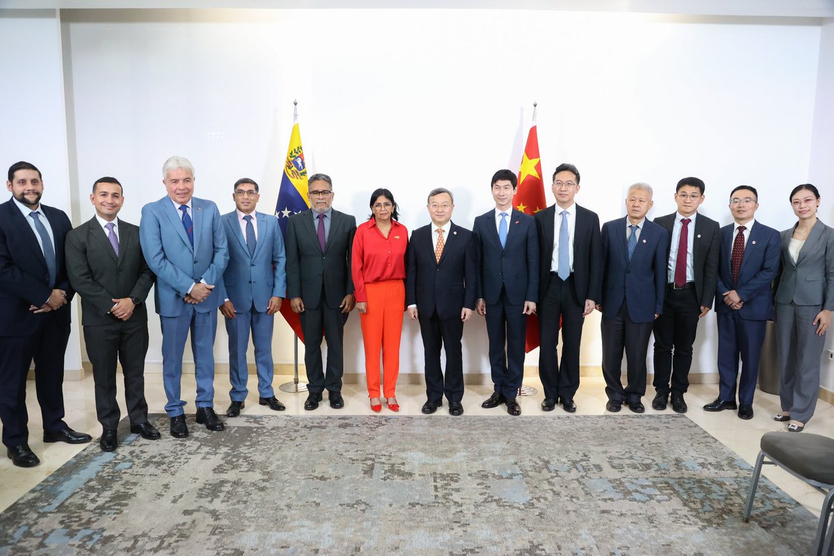 #EnFotos | La Vicepdta. Ejecutiva, <a href="/delcyrodriguezv/">Delcy Rodríguez</a> , y el representante del Comercio Internacional de la República Popular China, Wang Shouwen, suscribieron el Acuerdo de Promoción y Protección Recíproca de Inversiones, para el desarrollo compartido y beneficio de ambos pueblos.