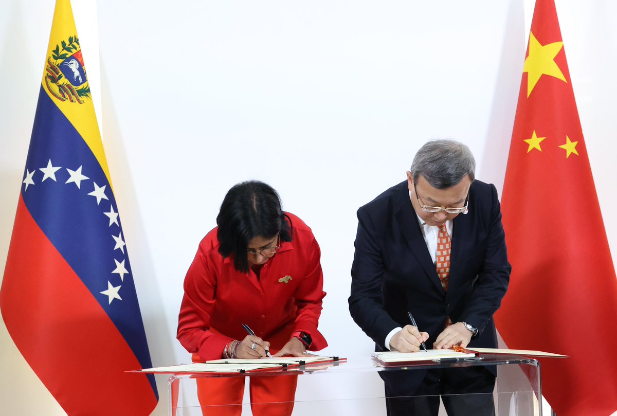 ViceVenezuela's tweet photo. #EnFotos | La Vicepdta. Ejecutiva, @delcyrodriguezv , y el representante del Comercio Internacional de la República Popular China, Wang Shouwen, suscribieron el Acuerdo de Promoción y Protección Recíproca de Inversiones, para el desarrollo compartido y beneficio de ambos pueblos. https://t.co/Nj8hEGyyaI
