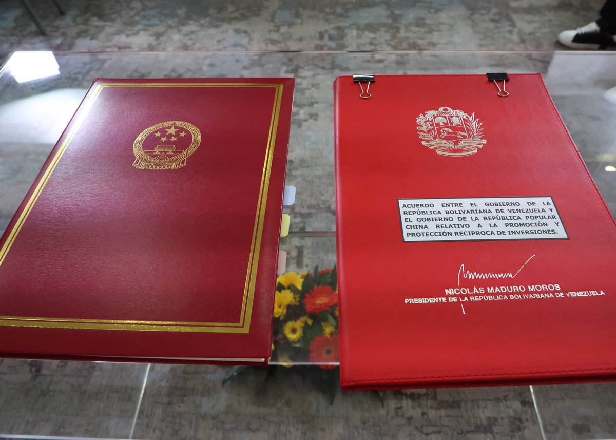 ViceVenezuela's tweet photo. #EnFotos | La Vicepdta. Ejecutiva, @delcyrodriguezv , y el representante del Comercio Internacional de la República Popular China, Wang Shouwen, suscribieron el Acuerdo de Promoción y Protección Recíproca de Inversiones, para el desarrollo compartido y beneficio de ambos pueblos. https://t.co/Nj8hEGyyaI