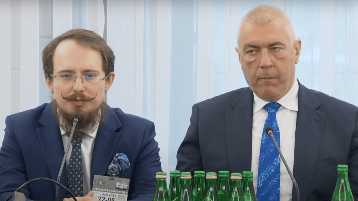 oko_press's tweet image. Sensacyjna opowieść. Były dyrektor Funduszu Sprawiedliwości sypie układ Ziobry
@ma_panko @GiertychRoman @ZiobroPL #funduszsprawiedliwości #Profeto #okopress 
oko.press/sensacyjna-opo…