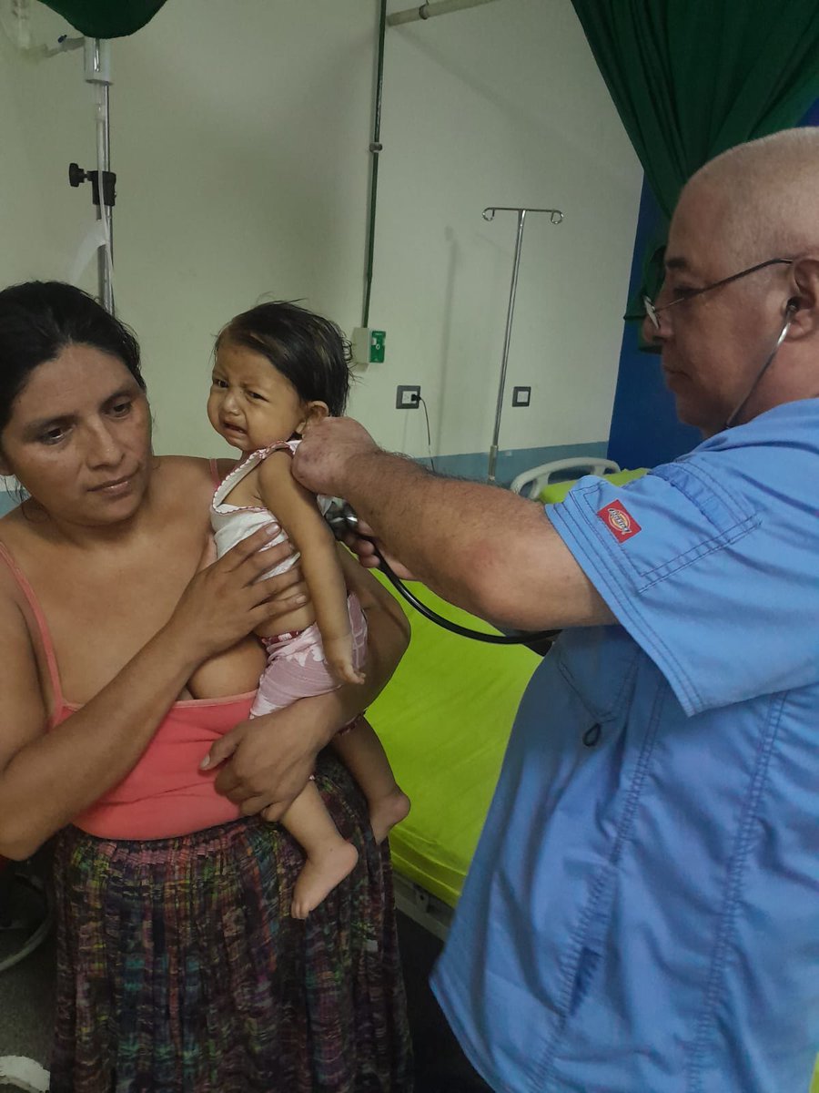 Médicos de emergencia salientes en el Hospital Distrital de la Tinta ...Dr Eduardo y Dra Dayanis