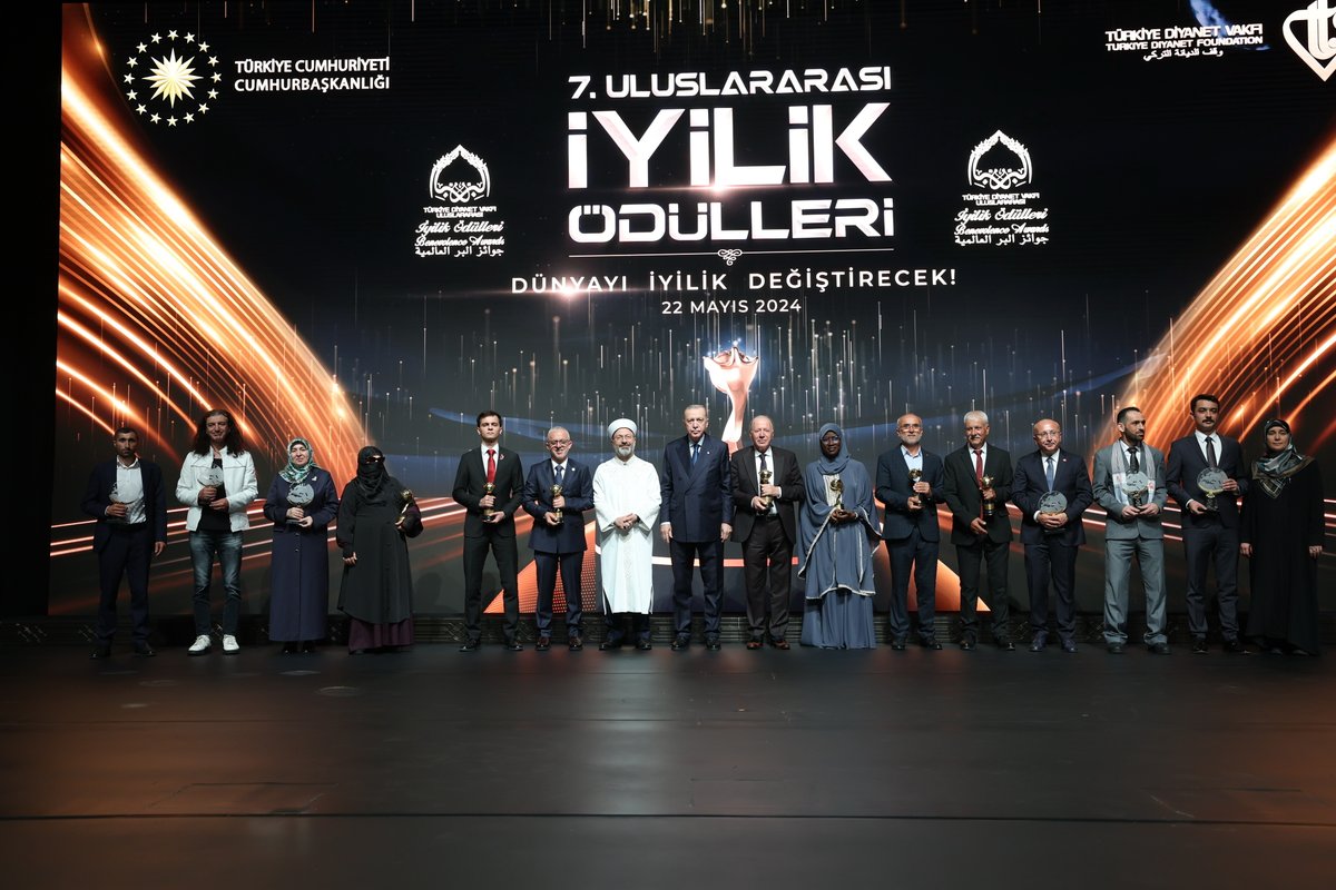 Cumhurbaşkanımız @RTErdogan, 7'nci Uluslararası İyilik Ödülleri Töreni'ne katıldı. “Türkiye olarak Türkistan'dan Balkanlar'a, Güney Asya'dan Afrika'ya kadar nerede bir sorun, bir zulüm ve dram varsa tüm imkânlarımızla ihtiyaç sahiplerine el uzatmanın gayretindeyiz.”