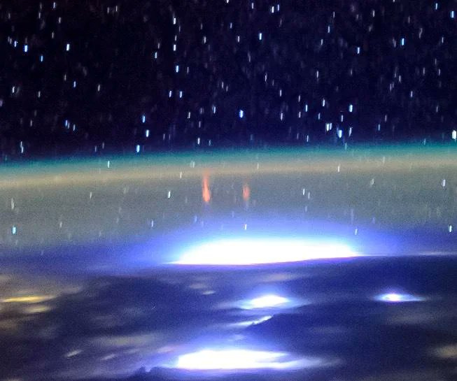 Extremely rare upward electric discharge from thunderstorms captured from the ISS ⚡️