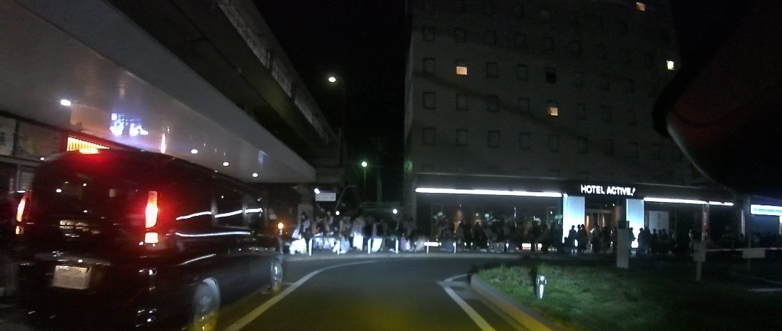 ubeko's tweet photo. King &amp; Princeとうちあげ花火inきらら博記念公園

新山口駅行きのシャトルバスが渋滞に巻き込まれ、終電に間に合わず帰宅難民になった知人をホテルまで送迎

ぱっと見たところ新幹線口だけで1000人以上は並んでいる https://t.co/wZqzaeoMJy