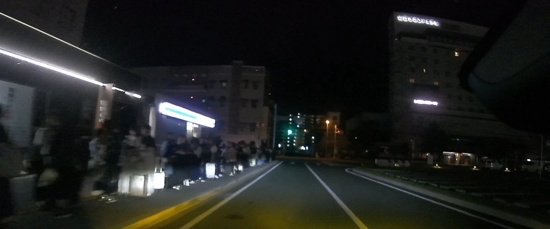 ubeko's tweet photo. King &amp; Princeとうちあげ花火inきらら博記念公園

新山口駅行きのシャトルバスが渋滞に巻き込まれ、終電に間に合わず帰宅難民になった知人をホテルまで送迎

ぱっと見たところ新幹線口だけで1000人以上は並んでいる https://t.co/wZqzaeoMJy
