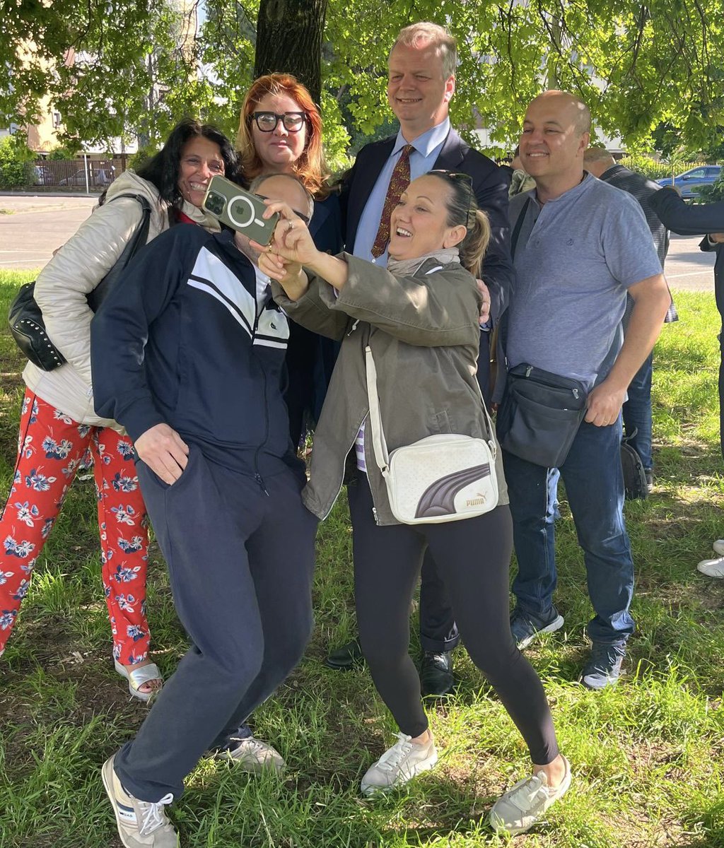 eike_schmidt_'s tweet photo. Non costringiamo parenti e amici a sfilare alle Cascine con la mia faccia sulla maglietta...
Siamo l'esercito dei selfie! 🤳
#eikesindaco #FirenzeMagnifica https://t.co/qImlBDTIcF