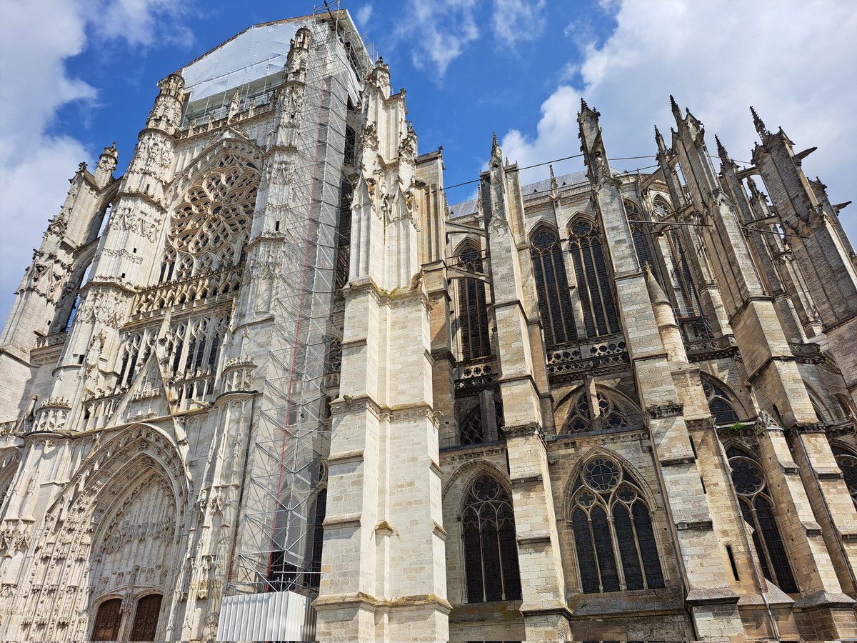🤩 #Beauvais60 
Cathédrale Saint Pierre dont la construction débuta en 1225. Elle possède le plus haut chœur gothique au monde. 
De style gothique flamboyant.
#MonumentHistorique #BaladeSympa #MagnifiqueFrance @OiseTourisme @LmrTourisme