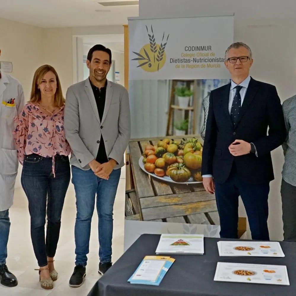 codinmur's tweet image. Está mañana hemos estado representando a Codinmur Región de Murcia  en el Hospital Universitario Virgen de la Arrixaca.Como cada año hemos estado cerquita de ese pedazo de pirámide por @fecoam_ , y en las aulas hospitalarias con los niños haciendo un taller de frutas.