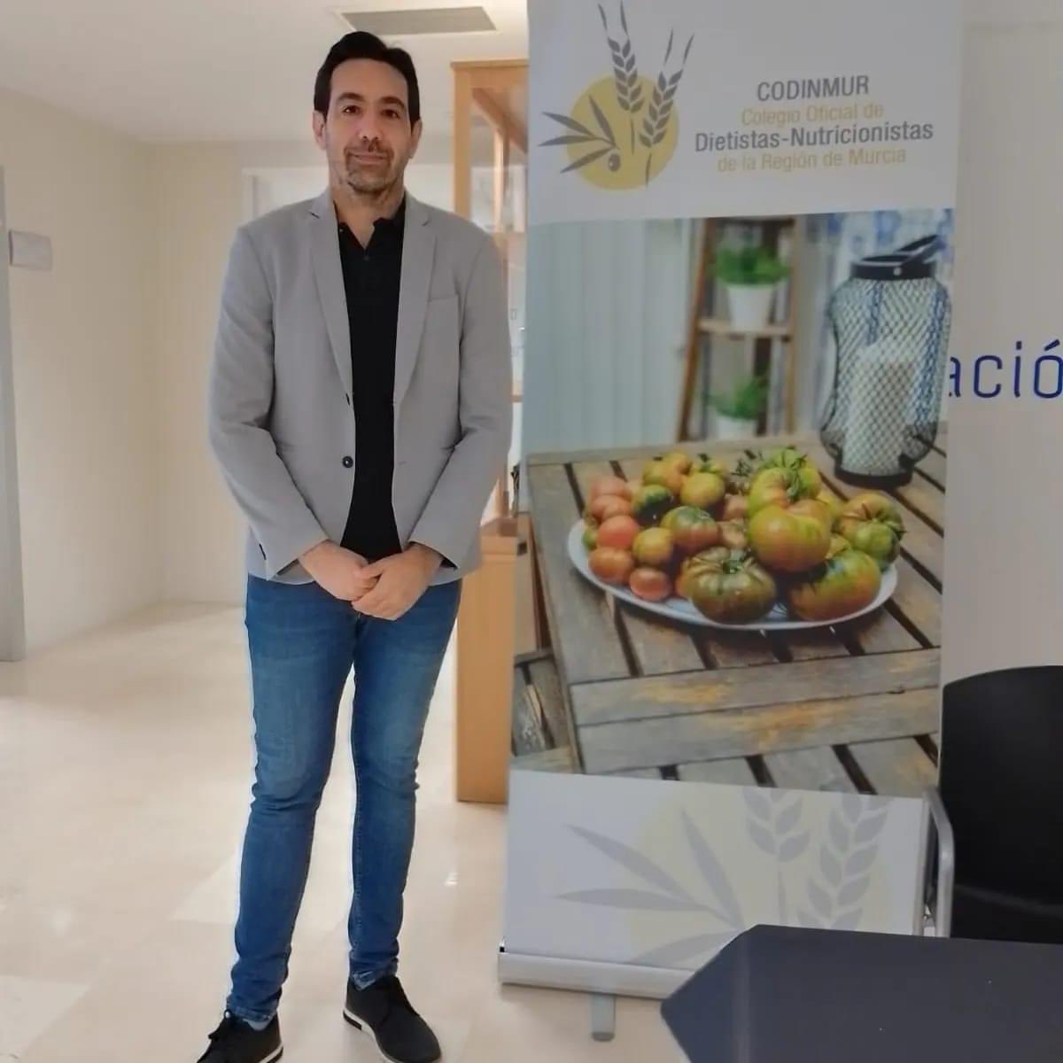 codinmur's tweet image. Está mañana hemos estado representando a Codinmur Región de Murcia  en el Hospital Universitario Virgen de la Arrixaca.Como cada año hemos estado cerquita de ese pedazo de pirámide por @fecoam_ , y en las aulas hospitalarias con los niños haciendo un taller de frutas.