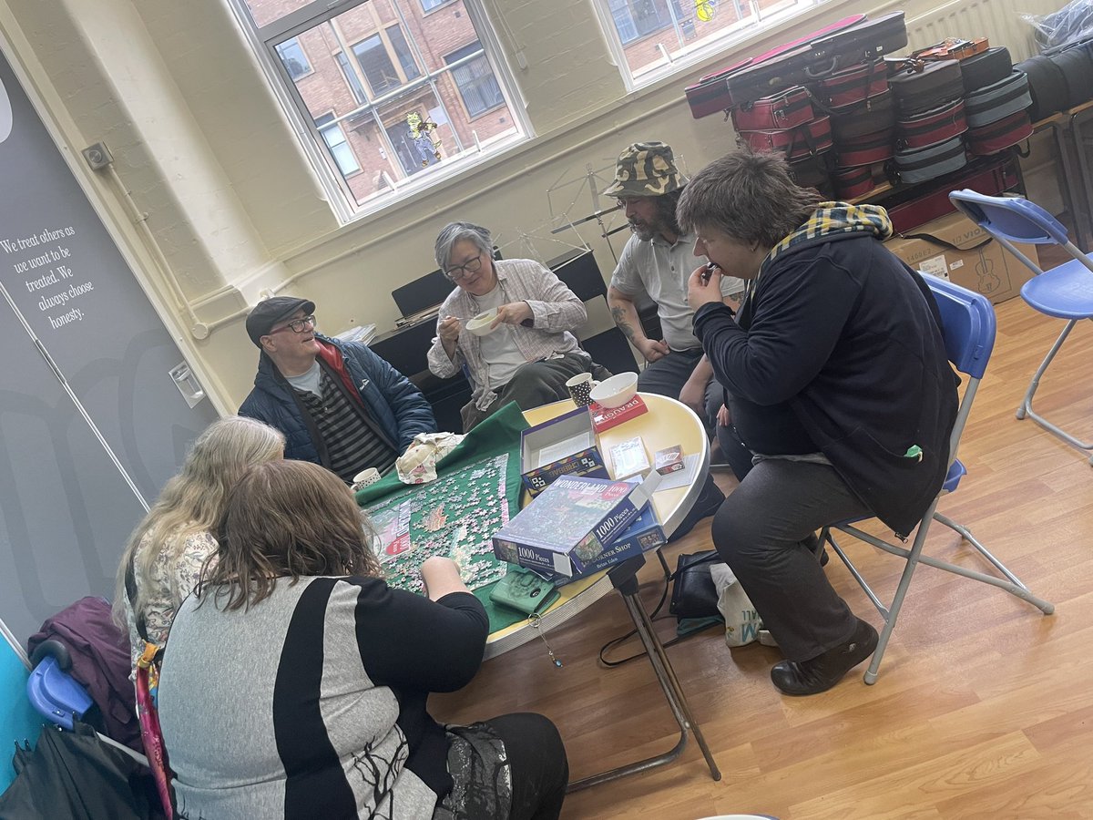MrsKaurAT's tweet photo. Our community members were getting crafty this afternoon in Warm Space. They also enjoyed delicious soup, freshly baked bread and other treats😋☕️🍎🥣Warm Space will be back on Wednesday 5th June at 1.30-3pm. Parents welcome👌🏽☕️☺️🍰🍞@arktindal https://t.co/Npboc2pKan