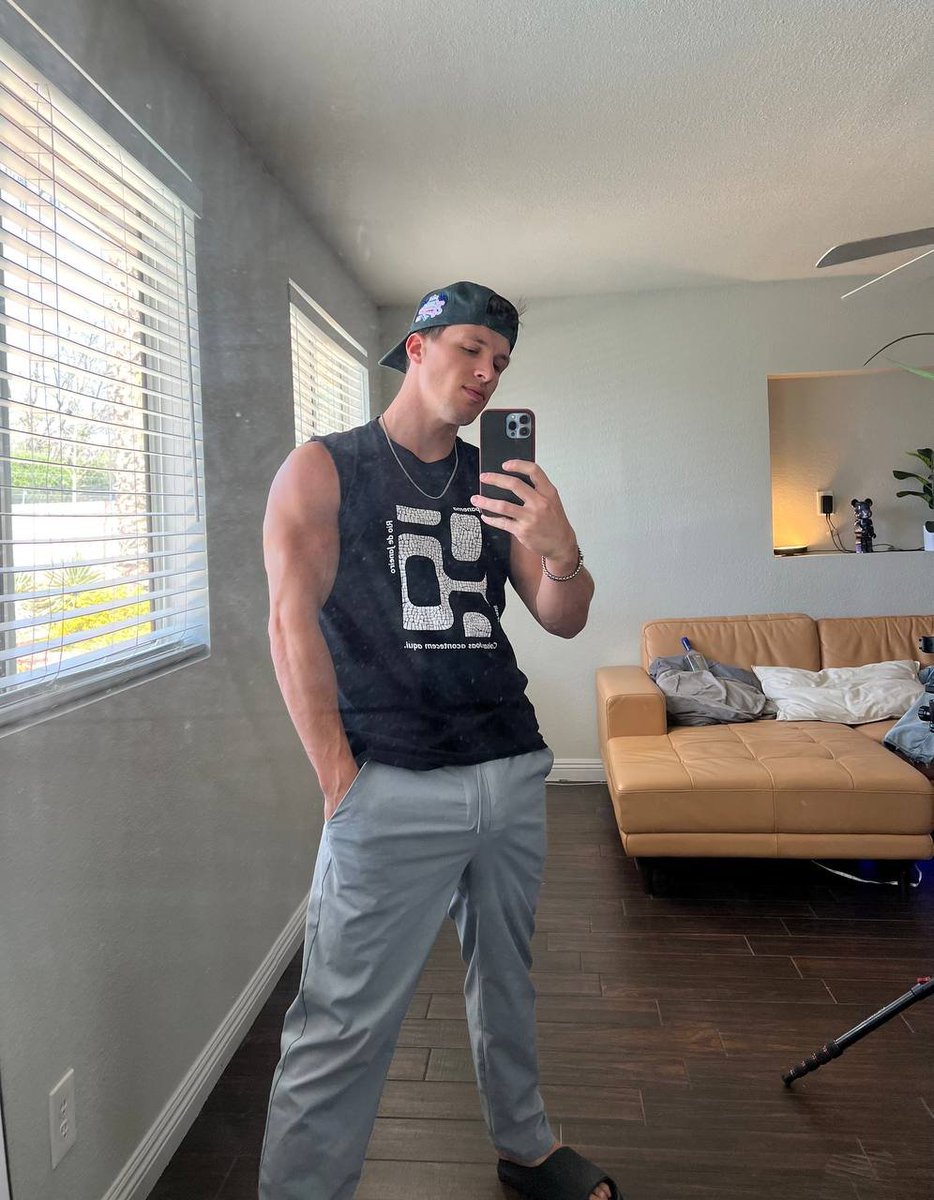 Type "hi😈" and receive a one-of-a-kind gift in your inbox! 🎁