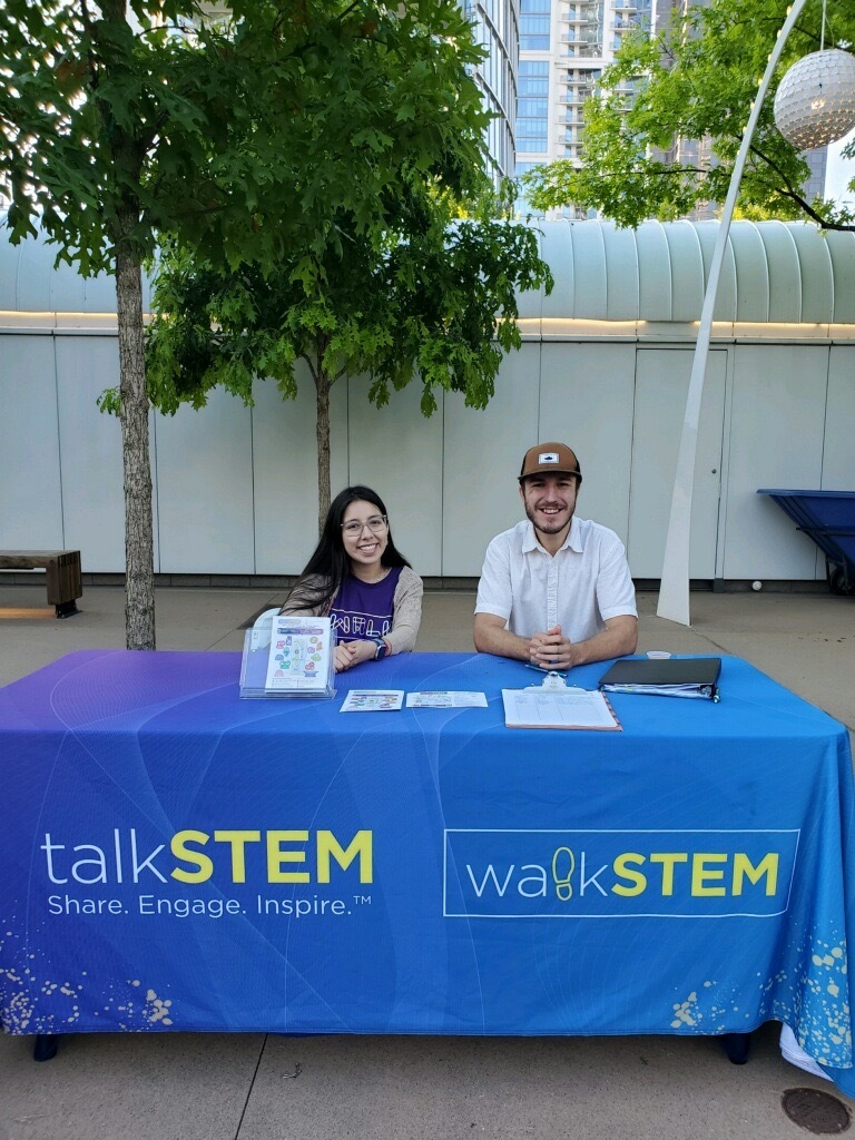 talkingSTEM's tweet photo. A huge thank-you to these volunteers who worked the #talkSTEM table at the 5K run at @klydewarrenpark for the Southwest transplant event! 💙 https://t.co/yv21B1ydbA