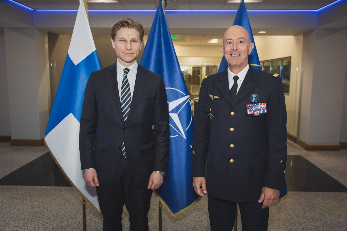 Finland's 🇫🇮 membership to @NATO boosts regional security, strengthens transatlantic ties, & benefits the capabilities of the entire Alliance. Gen. Lavigne welcomed Finland’s Minister of Defence @anttihakkanen to discuss the future of strategic warfare development. #WeAreNATO