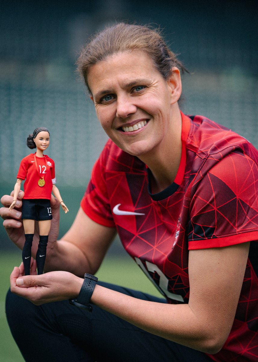 La belle initiative. 👏🏼

L’attaquante australienne Mary Fowler et la Canadienne Christine Sinclair font  partie des neuf athlètes à recevoir une poupée Barbie à leur effigie. 👧

Le fabricant de jouets Mattel souhaite mettre en lumière des athlètes féminines avant les Jeux