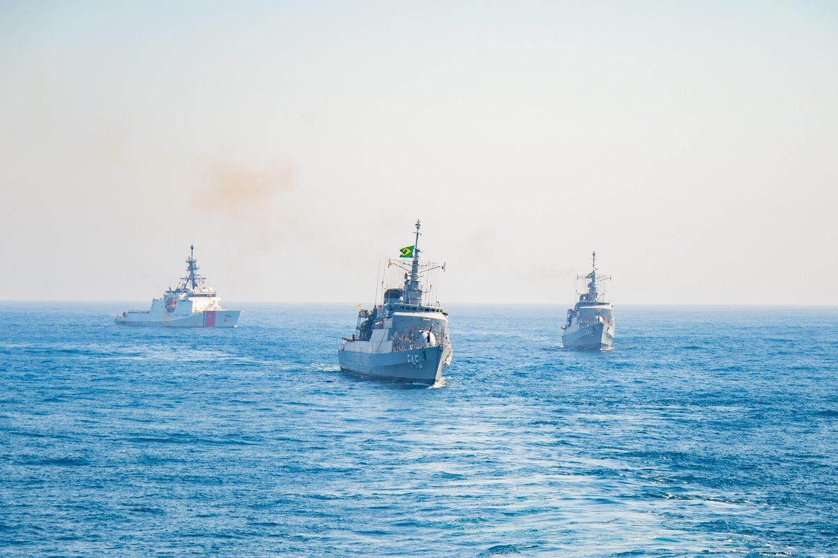 Better together 🇺🇸🤝🇧🇷 Brazilian navy Niterói-class frigates União (F 45), Independência (F 44), and Legend-class cutter USCGC James (WSML 754) operate in formation with USS Porter (DDG 78) as part of a bilateral exercise between the U.S. and the Brazilian nav.