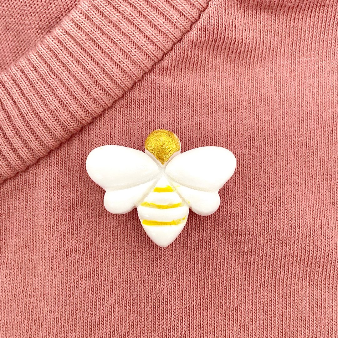 Tiny cute handmade clay bee pin 🐝💛 #WomanInBizHour #bee #shopindie #giftforher #giftsforfriend #giftideas #etsygifts #handmadegifts etsy.com/shop/janebprin…