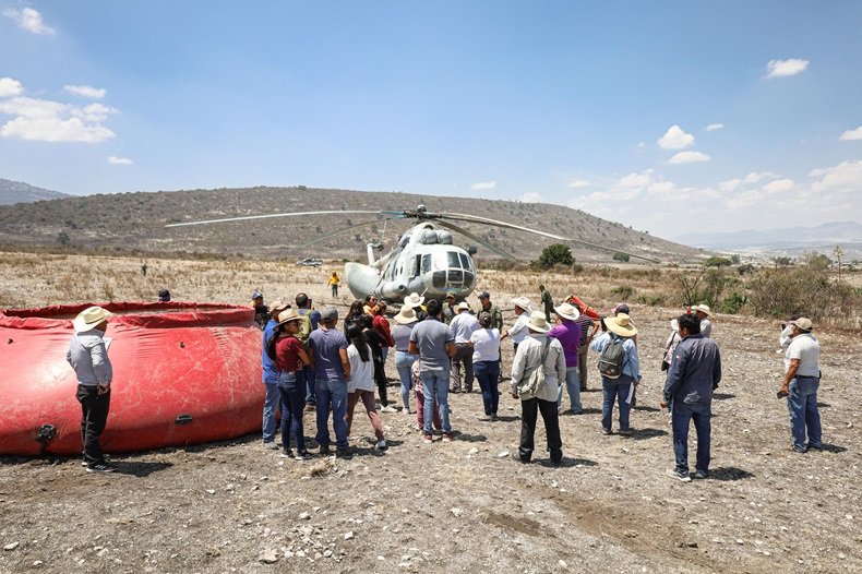Helicóptero de la Sedena se suma a los trabajos para sofocar incendio forestal en Tepelmeme facebook.com/share/p/W79Y5X…