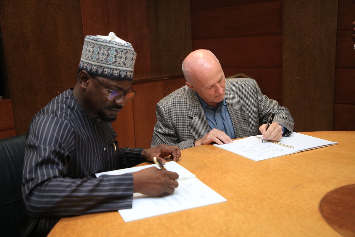 abbaaliyu_'s tweet photo. Our ambitious roadmap, under the current management of the @TheREANigeria, focuses on scaling up and opening up, aiming to swiftly and efficiently bridge the energy access gap. We embrace a results-oriented approach driven by transparency and accountability. https://t.co/w2tAUULhFg