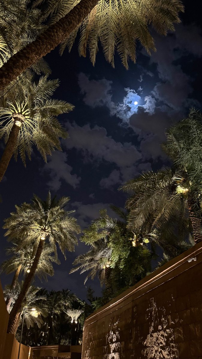 قمر الليلة مُدعاة للتأمل 🖤.