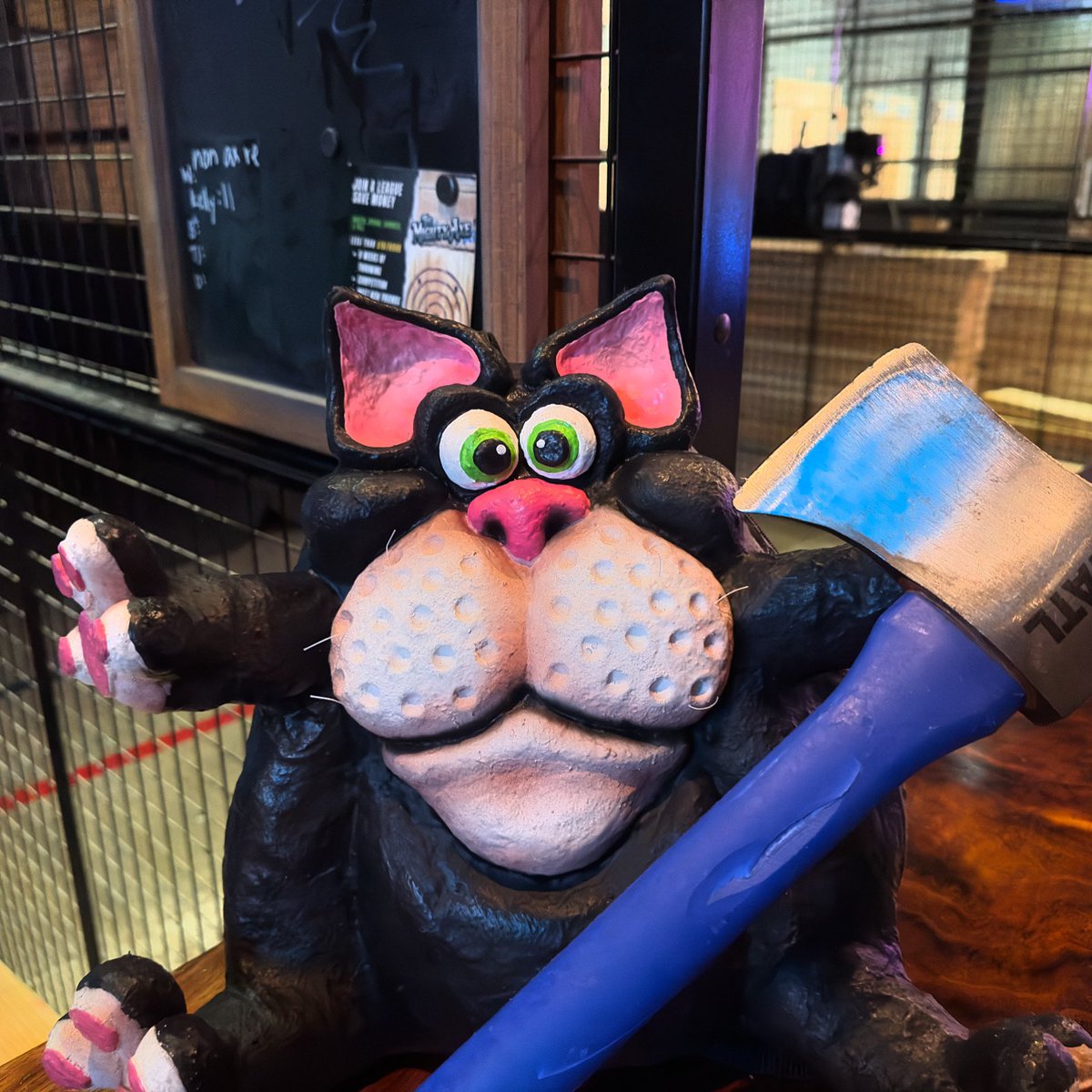 AlexNesterMusic's tweet image. Hank went axe throwing the other day!! 🐈‍⬛ 🎒 🪓 @CoDStudio1 #cat #cats #catbackpack #axethrowing #themightyaxe