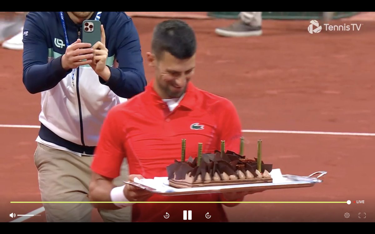 Birthday cake for the birthday boy 🎂😁 & then Novak offering cake to ball kids and security 😁❤️😂