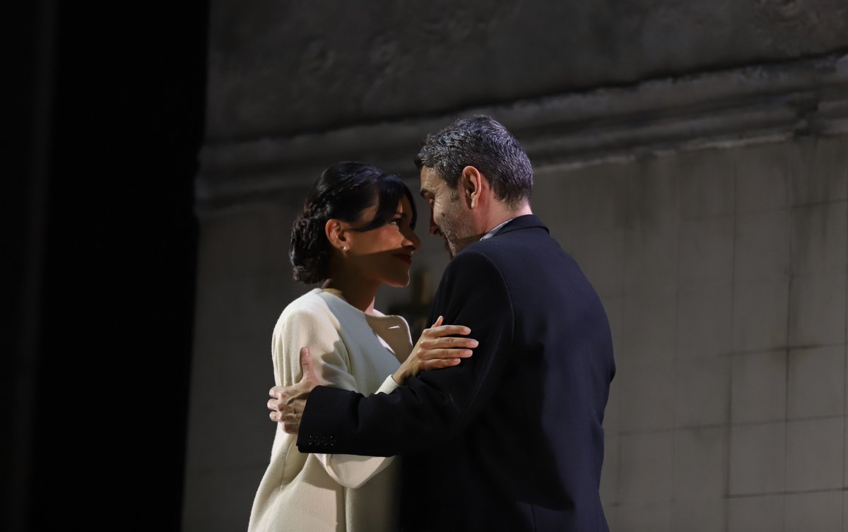 teatreprincipal's tweet photo. Acabam d'estrenar l'#opera "Roméo et Juliette" amb una pluja d'#aplaudiments💘 

Més de 150 persones han fet possible aquesta producció🙌 #Gràcies a tots per l'esforç i gràcies al públic que ha omplert el teatre!  

📌 Repetim divendres 24 i diumenge 26 ➡️ https://t.co/IT5LZf1kmt https://t.co/4uwrltteCb