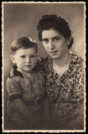 22 May 1937 | Dutch Jewish boy, Benjamin Comprecht Nieweg, was born in Amsterdam. He was deported to #Auschwitz from #Westerbork with his mother Selma in November 1942. They were both murdered in a gas chamber after arrival selection.