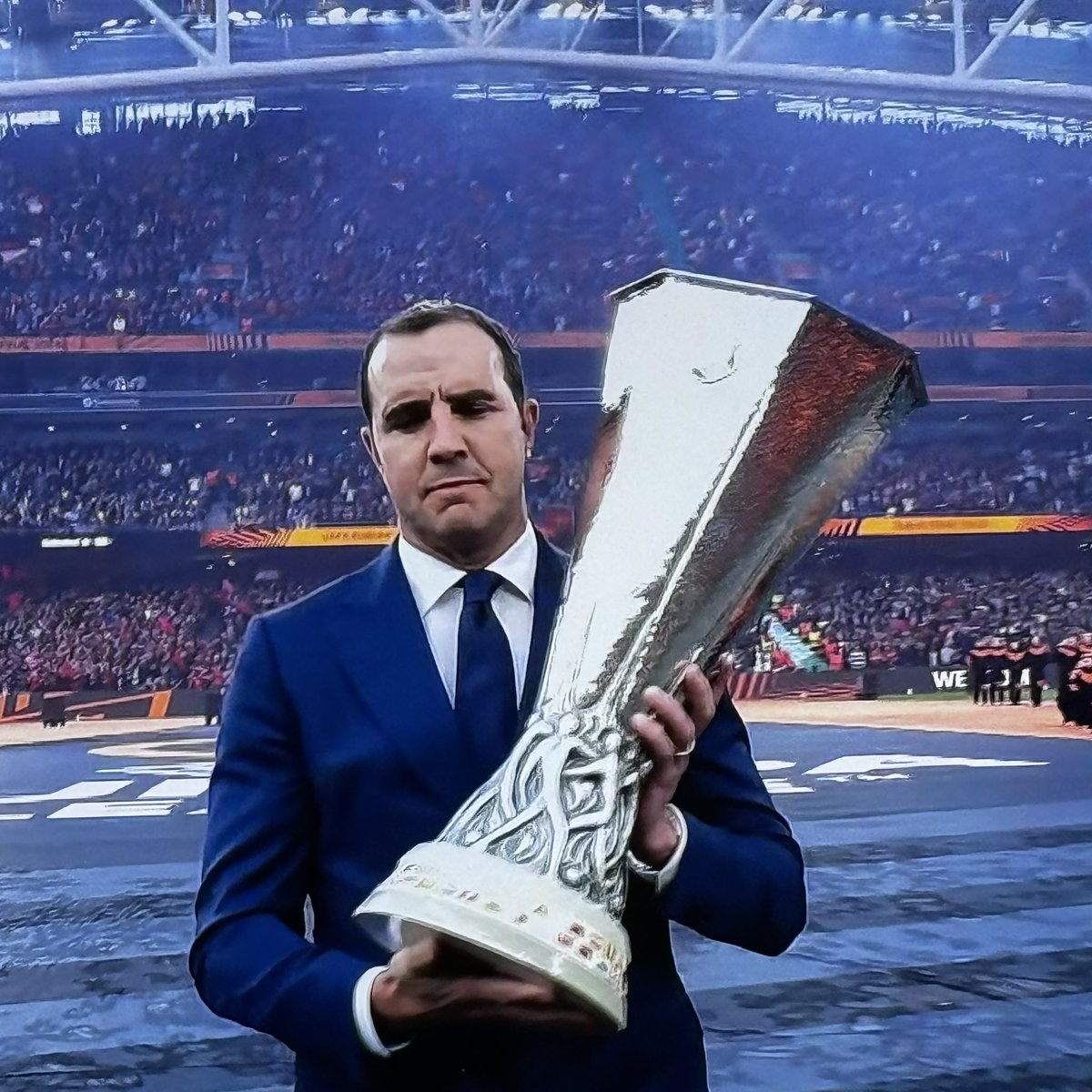 Fino76's tweet photo. The Trophy being delivered by an absolute fuckin’ legend. https://t.co/ngz9sbJ25M
