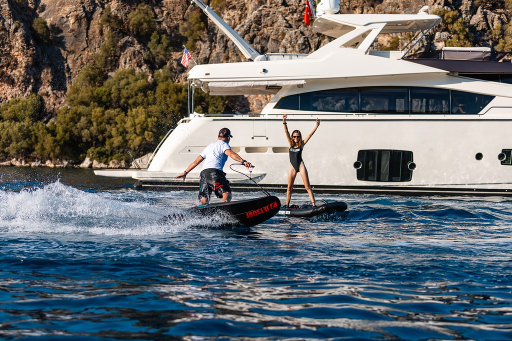 JetsurfOfficial's tweet image. Elevate your summer with JETSURF. Where luxury meets adventure, your elite surfing experience awaits. 

#SurfInStyle #JETSURF #BornForFun