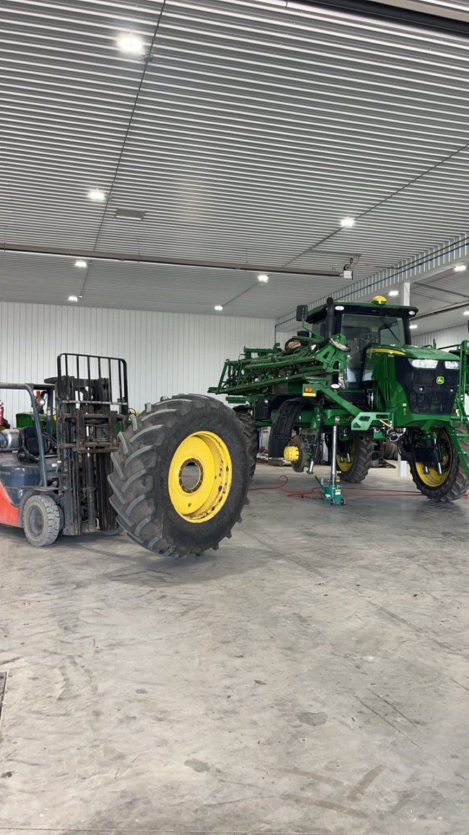 Chad_Spellman's tweet image. Sprayer tires are alot like women. The skinny ones don’t have as plush of a ride. Always a sad day when the floaters come off. About time to start spraying post corn #spray24