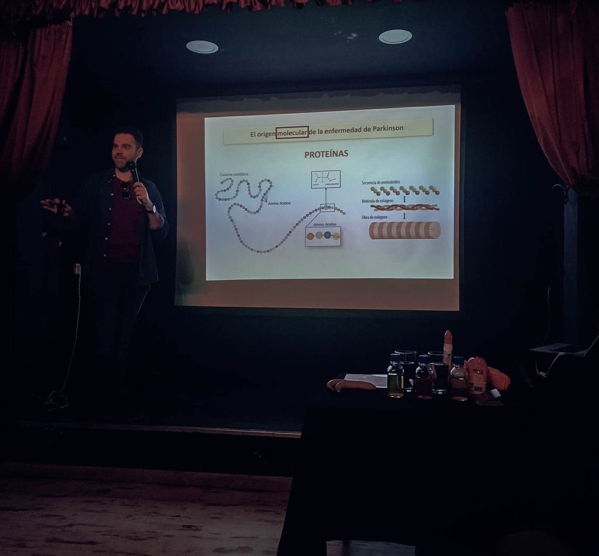 Last week, #Pint24ES 🍺 brought scientists together in Zaragoza's bars, sharing their work with everyone! 
I loved presenting my talk on the molecular origin of Parkinson's disease 🧠🧫🔬
Thanks to everyone who attended and to the amazing volunteers who made it all possible 🤩