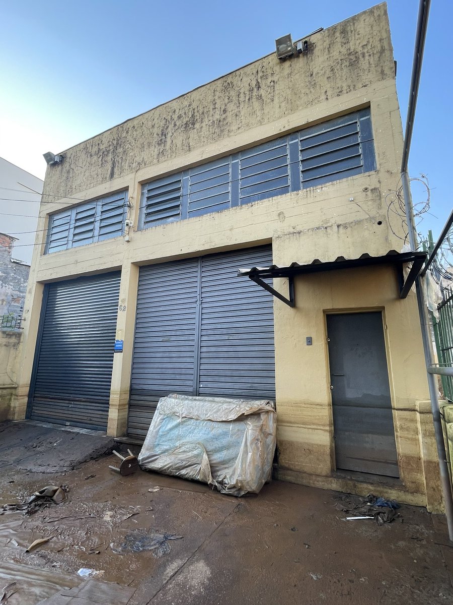 AGORA | Neste prédio, na Rua Buarque de Macedo, quase na Farrapos, a família aqui do estagiário manteve um pequeno negócio por décadas. Na parede, a altura em que a água chegou. 📷 @metsul