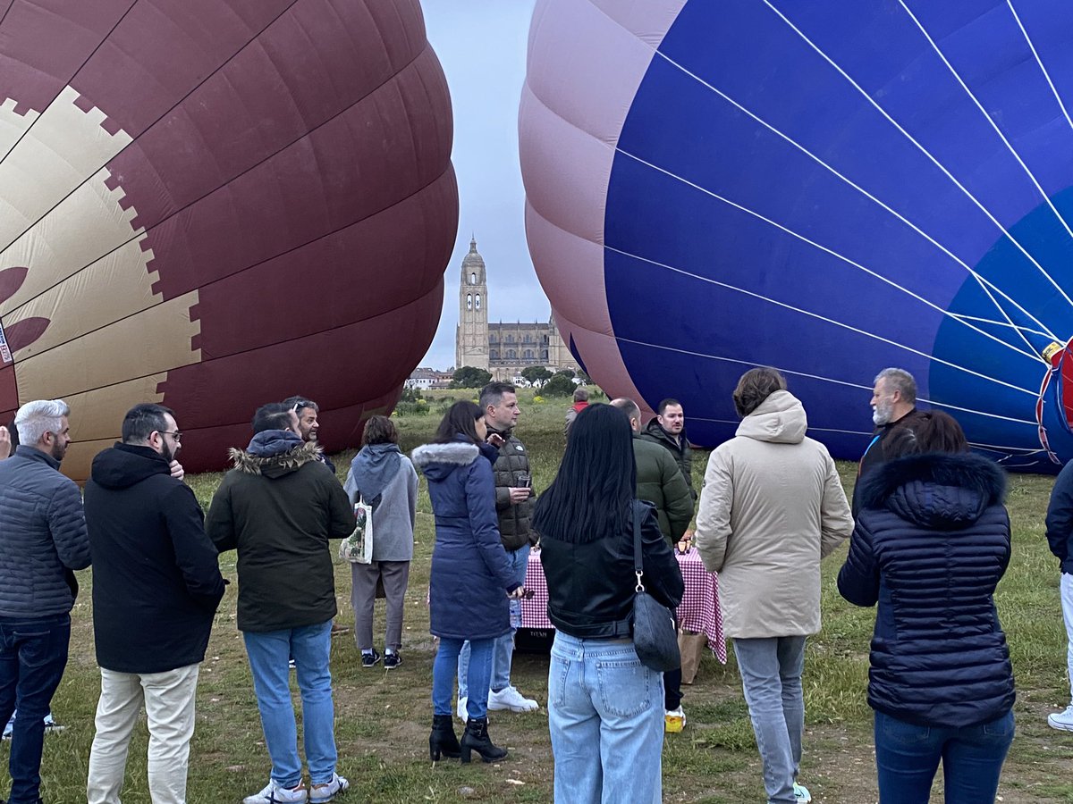 paseosenglobo's tweet photo. Incentivo @DYC_es 
#orgullososdeloquesomos
El cielo de Segovia como punto de encuentro 
La ciudad de los globos
https://t.co/SFSJTlbF8P https://t.co/4Q1ka2DoMJ