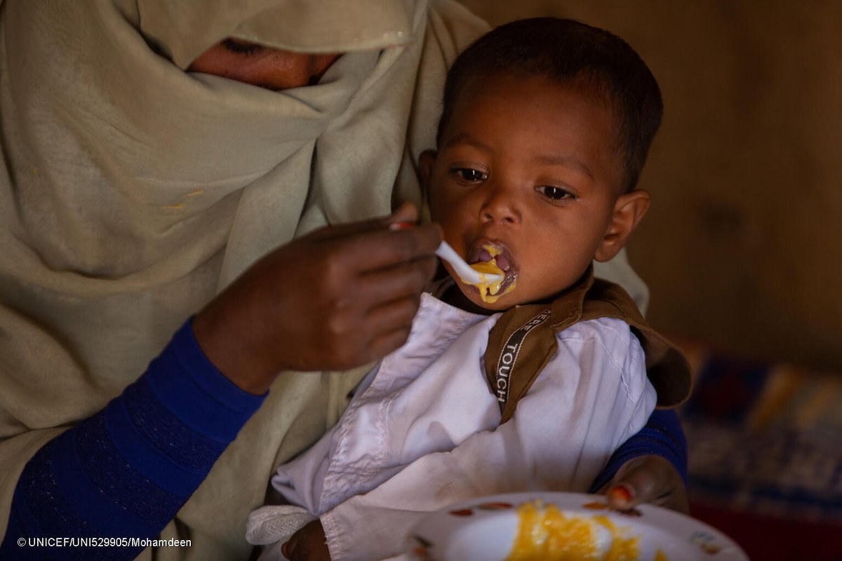 الجوع يصل إلى مستويات كارثية في #السودان. ويتعرض الآن أكثر من 4 ملايين طفل لخطر سوء التغذية الحاد. تقوم #اليونيسف وشركاؤها على الأرض بإجراء فحوصات غذائية وعلاجية كما تقدّم إمدادات واسعة النطاق. أكثر من أي شيء آخر، يحتاج أطفال السودان إلى #وقف_إطلاق_النار الآن.