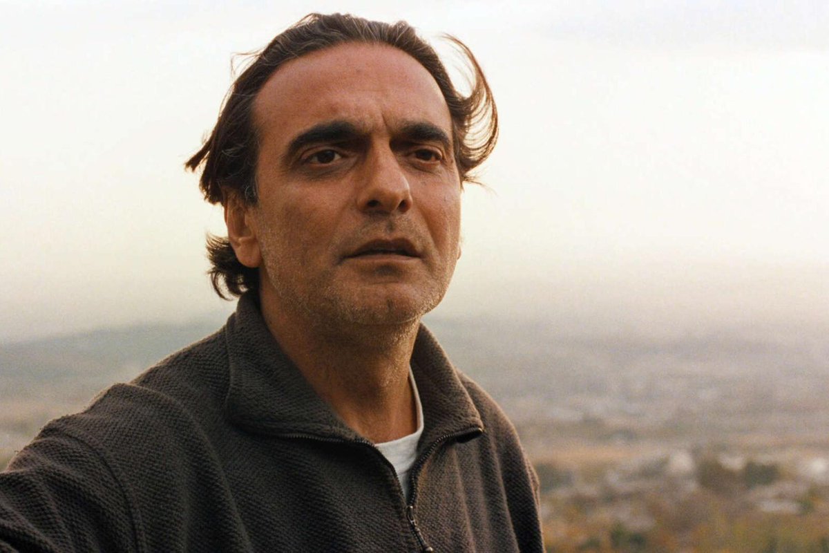 “Le Goût de la cerise”, d’Abbas Kiarostami, ce soir sur France 4. À Téhéran, un homme sillonne les rues à la recherche d’une aide pour mourir. Magnifique fable philosophique, tout en retenues et sous-entendus. telerama.fr/cinema/le-gout…