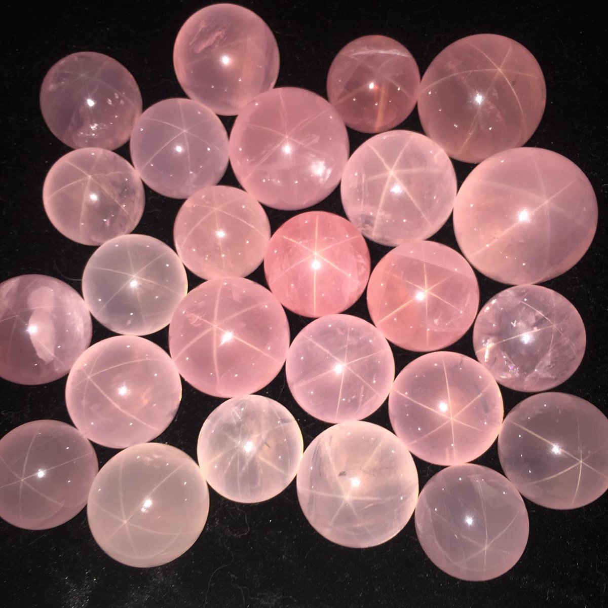 Asterism, or the “star stone” effect, occurs rarely in quartz but is especially striking in rose quartz spheres. Since these gems may contain microscopic inclusions of rutile needles. Credits: 📷 superseven.cn IG